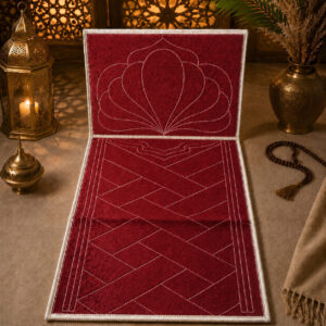 Le tapis de prière avec dossier pliable rouge Sajadah vu de face avec le dossier relevé.
