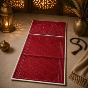 Le tapis de prière avec dossier pliable rouge Sajadah vu de face avec le dossier allongé.