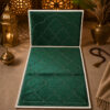 Le tapis de prière avec dossier pliable vert Sajadah vu de face avec le dossier relevé.