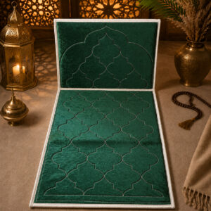 Le tapis de prière avec dossier pliable vert Sajadah vu de face avec le dossier relevé.