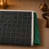 Zoom sur le dessous anti-dérapant du tapis de prière avec dossier pliable vert Sajadah.