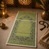 Le tapis de prière avec dossier pliable vert Pomme Sajadah vu de face avec le dossier allongé.
